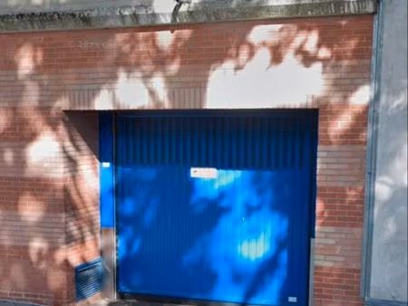 grande place de parking sous terrain sécurisé