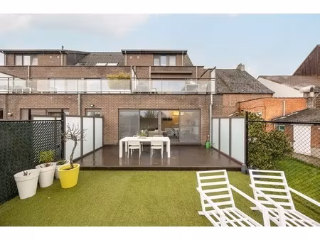 instapklaar gelijkvloers appartement met tuin en carport