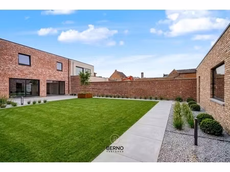 ruime nieuwbouwwoning met mooie tuin en grote garage