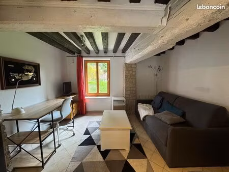 studio rénové ~24 m² au sol (20 7 m² carrez) – charme ancien – calme + parking – idéal inv