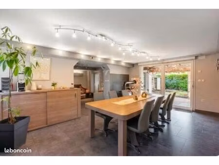 maison avec terrasse et jardin