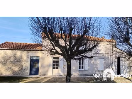 a louer à jarnac champagne - maison de village rénovée - 4 c