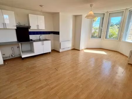 grand t2 + place de parking