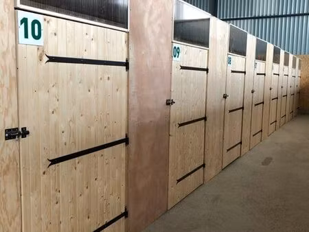 box de stockage sécurisés (5 à 10 m²)