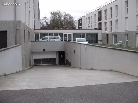 place de parking sécurisée en sous sol de résidence récente