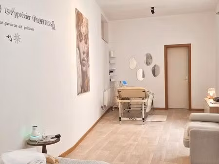 grande cabine lumineuse prête à travailler