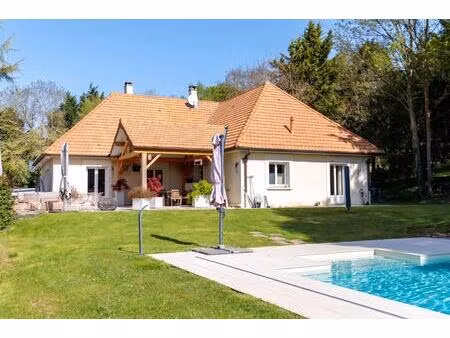 exclusivité propriétés-privées - un cadre naturel d'exception pour cette maison rénovée