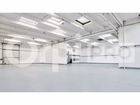 location local d'activités 854 m²