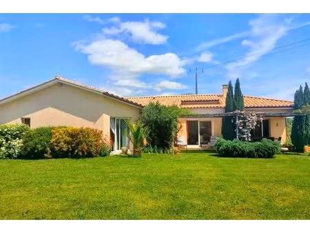 plain pied classe a  avec beau terrain plat cloture