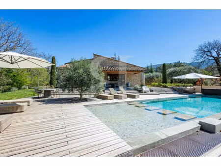 propriété d'exception avec piscine à débordement à vendre