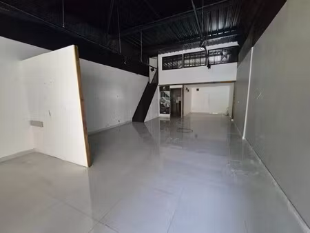 location commerce 219 m²