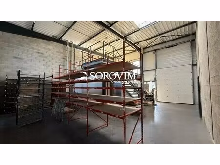 location local d'activités 161 m²