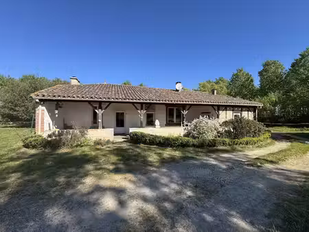 castelmoron sur lot  cadre idyllique pour cette maison de 165 m2 sur un terrain d'environ.