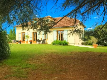 maison 4 chambres  séjour  cuisine  piscine  garage   sous sol   2370 m² de terrain.