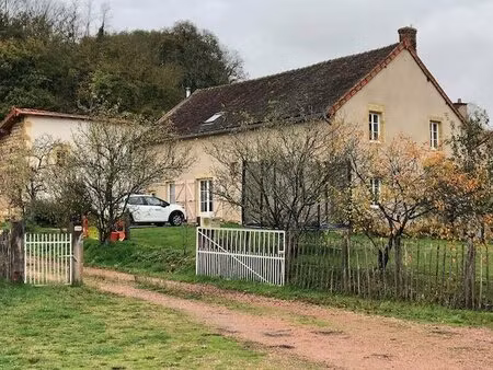 corps de ferme rénové de 175 m2 habitables et 1 5 ha de terrain attenants.