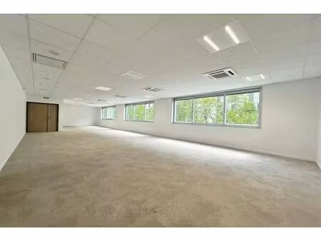 location bureaux 401 m² à 1 828 m²