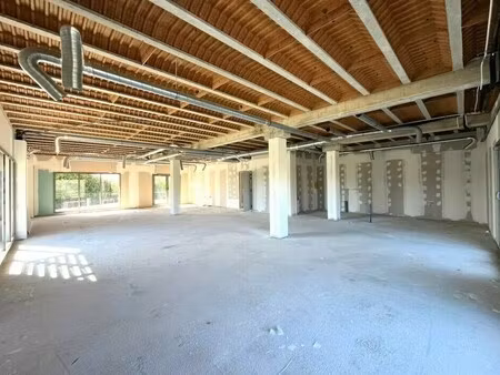 location commerce 152 m²