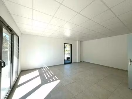 location commerce lorgues 83510 32m²