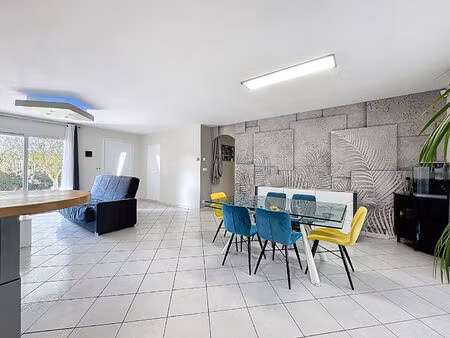 a vendre à thorigné d'anjou  maison 4 chambres  garage et pergola sur terrain de plus de 7