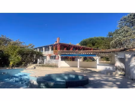 villa à pujols avec piscine