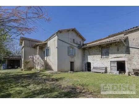authentique corps de ferme avec 3 hectares et dépendances.