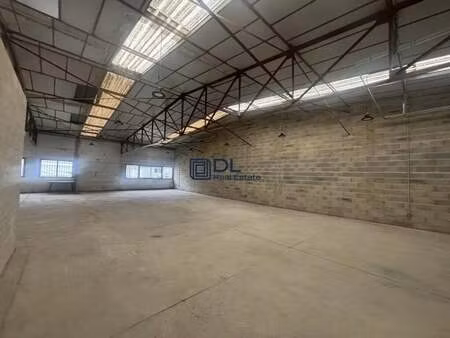 location entrepôt 300 m²