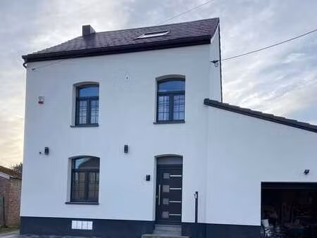 maison 4 façades isolée entièrement rénovée  5640 mettet