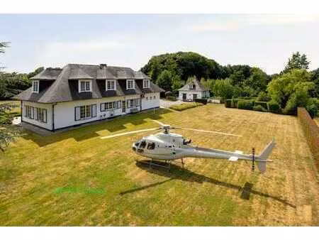 discrètement située à l'arrière  au calme sur 61.000 m2