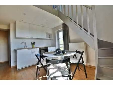 appartement meublé situé au 1er étage dans une maison