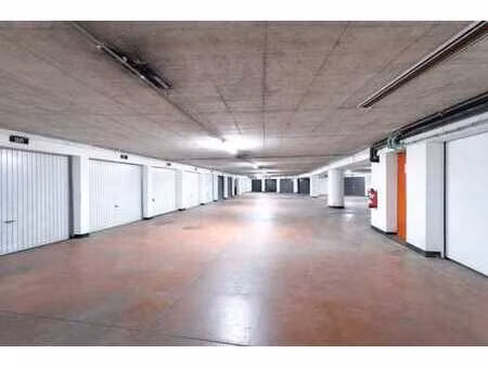 grand garage dans un emplacement sécurisé