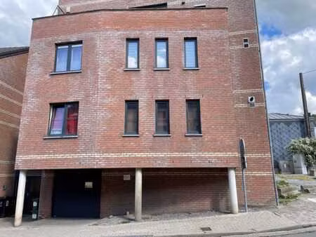 grand garage avec 4 emplacements (proche du centre de huy)