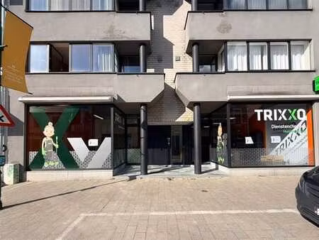 ruim handelspand/kantoorruimte op een ideale locatie!