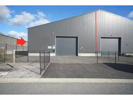 entrepôt de 300m² + 6 places de parking à landenne!