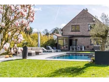 spacieuse propriété avec jardin paysager et piscine