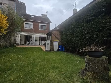 maison semi-individuelle avec jardin  2 garages et 4 chambres