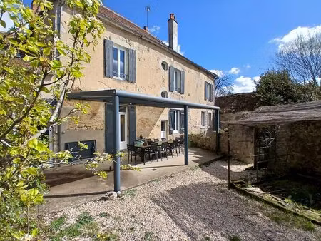maison de maître au centre ville de lormes avec jardin et dépendance  commerces à pied.