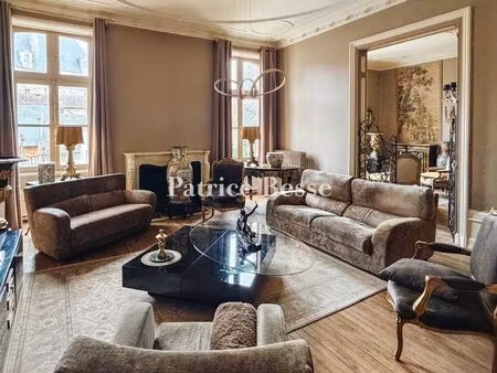 à poitiers  dans un hôtel particulier en cours de rénovation  un appartement de près de 90