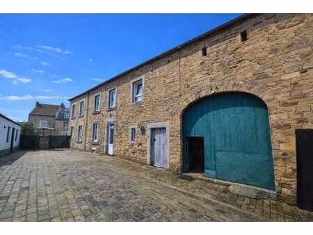 maison de caractère en pierre avec grange et cour