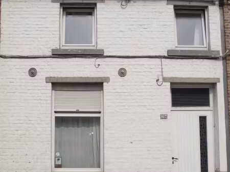 belle maison en 2 façades à rafraîchir avec 2 chambres