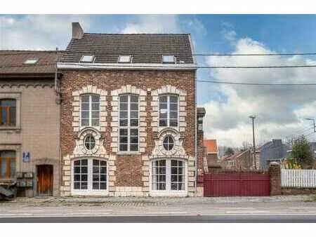 maison atypique avec 2 garages  terrasse et petit jardin