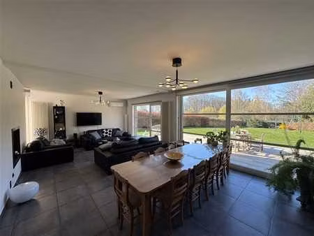 magnifique villa sur un terrain arboré et clôturé de 23a 96c