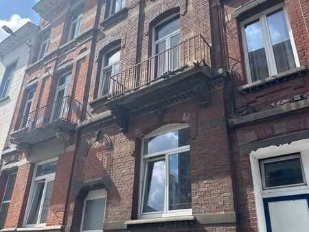 maison unifamilial avec un jardin