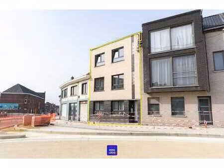 immeuble de rapport rénové : trois appartements une chambre