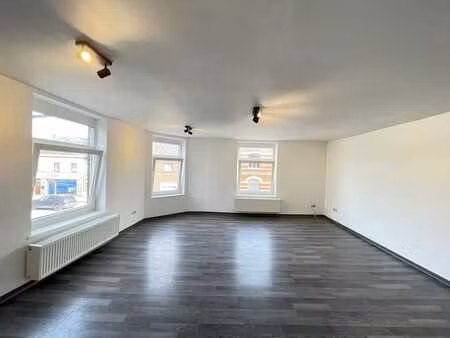 spacieux et lumineux duplex de 2 chambres idéalement situé