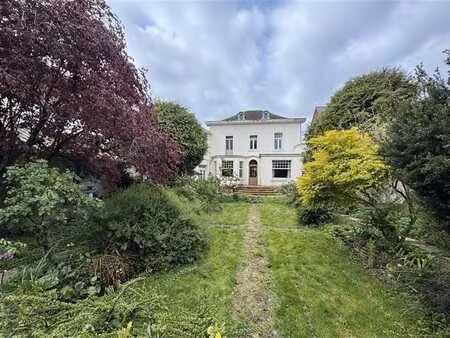 spacieuse maison bourgeoise avec garage et joli jardin arbor