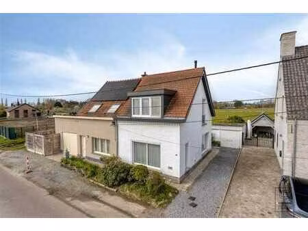 maison à rénover avec 2 chambres à coucher sur un emplacemen