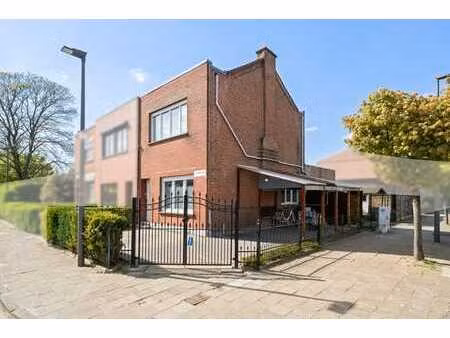 maison semi-ouverte avec grand jardin