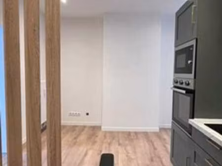 quartier eu – superbe 1 chambre rénové 50m² – 2 min madou