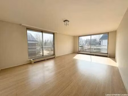 à proximité de la place dumon (stockel)