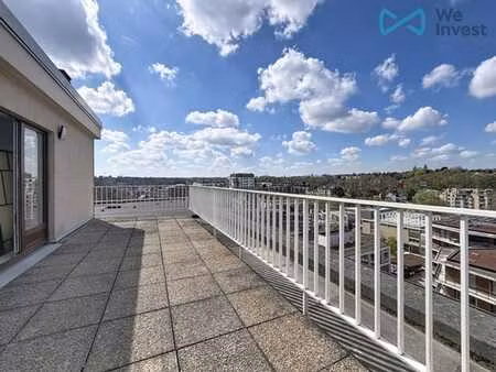 superbe studio meublé traversant avec deux belles terrasses.